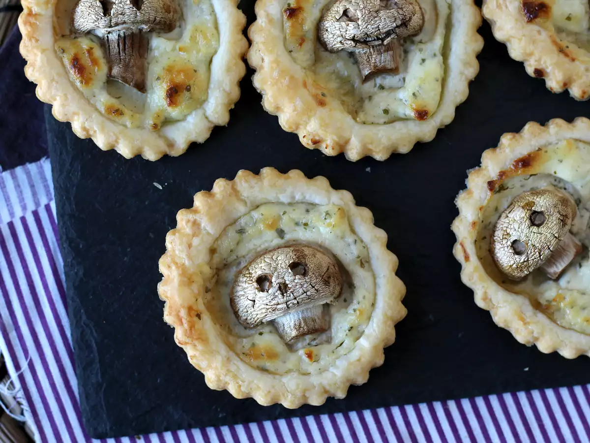 Kue tart Halloween dengan jamur dan bawang putih serta keju herba - foto 3