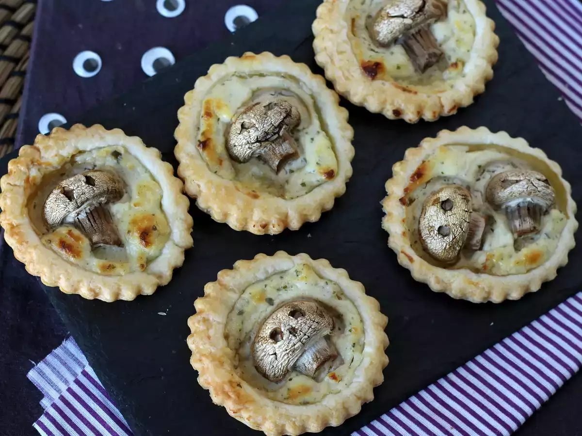 Kue tart Halloween dengan jamur dan bawang putih serta keju herba - foto 5