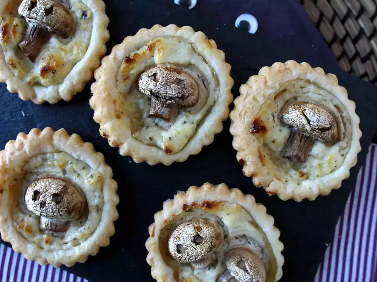 Kue tart Halloween dengan jamur dan bawang putih serta keju herba - foto 6
