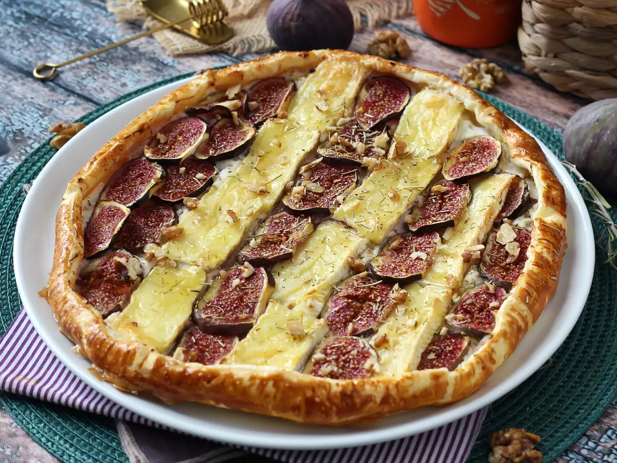 Kue tart tipis dengan buah ara, keju brie, dan kacang - foto 2