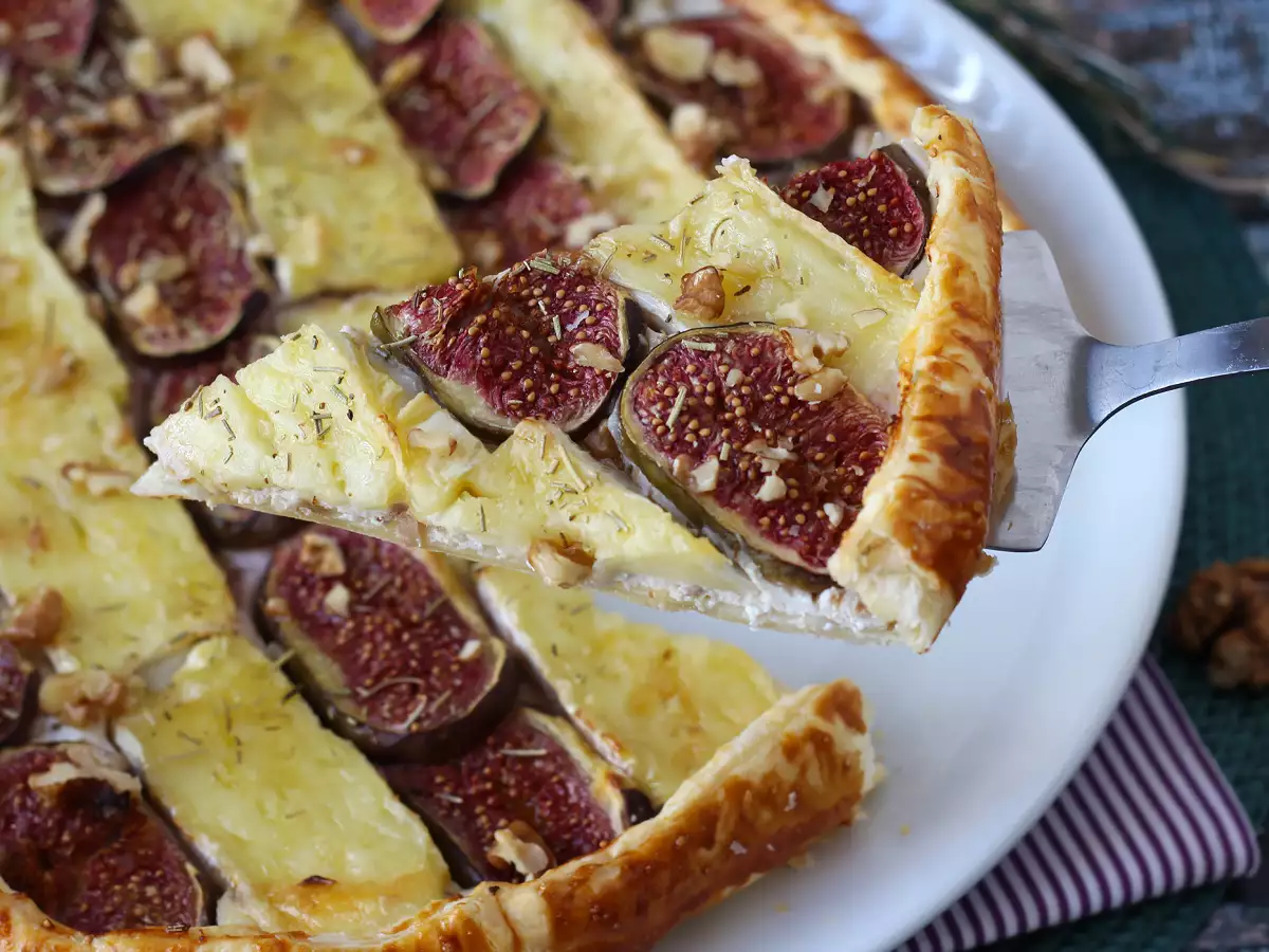 Kue tart tipis dengan buah ara, keju brie, dan kacang - foto 3