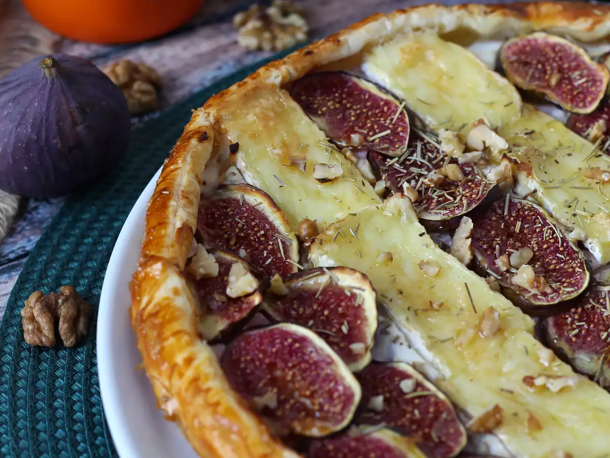 Kue tart tipis dengan buah ara, keju brie, dan kacang - foto 4