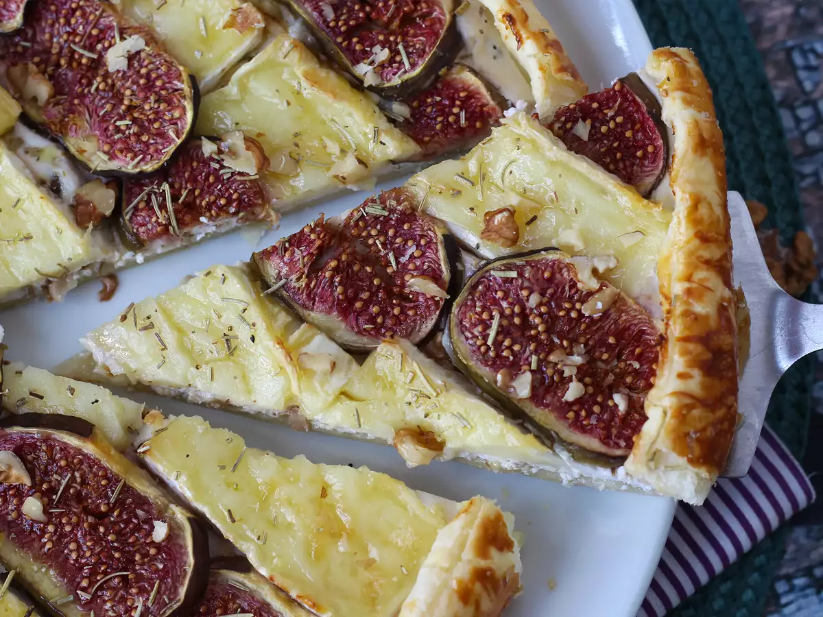 Kue tart tipis dengan buah ara, keju brie, dan kacang - foto 5