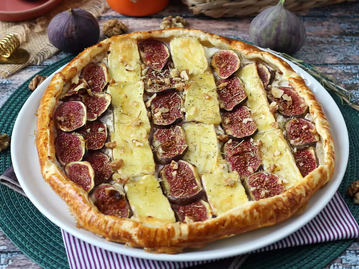 Kue tart tipis dengan buah ara, keju brie, dan kacang - foto 6