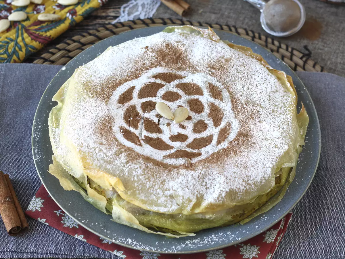 Kue tradisional Maroko dengan adonan batu bata, ayam, dan rempah-rempah - foto 3