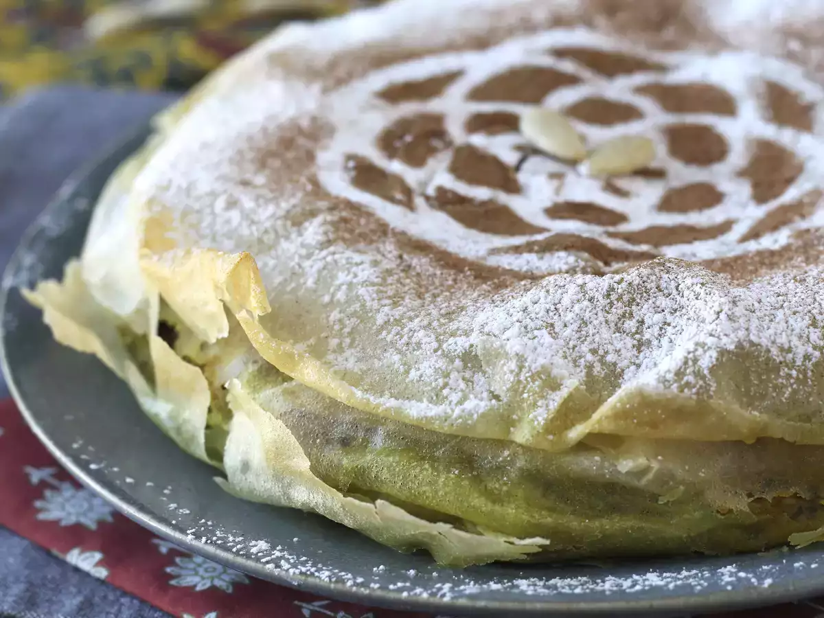 Kue tradisional Maroko dengan adonan batu bata, ayam, dan rempah-rempah - foto 4
