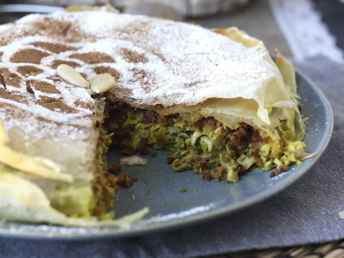 Kue tradisional Maroko dengan adonan batu bata, ayam, dan rempah-rempah - foto 6