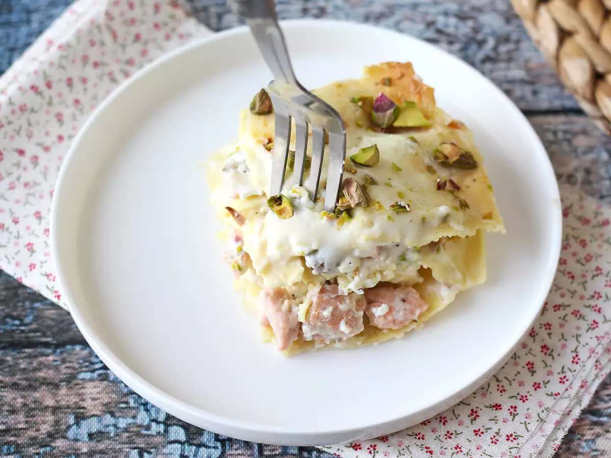 Lasagna Salmon dengan Burrata dan Pistachio, Lembut dan Renyah - foto 6