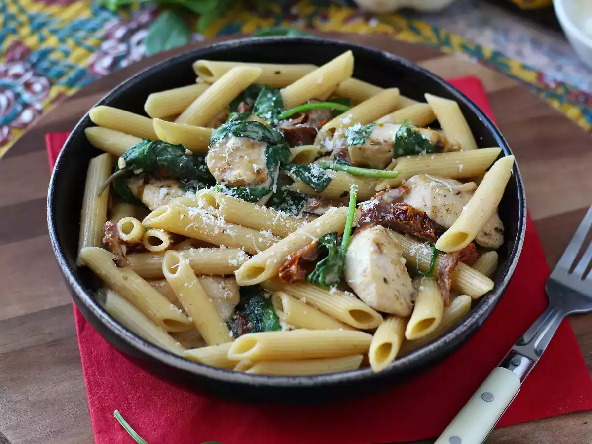 Marry Me Chicken Pasta: pasta krim dengan ayam, tomat kering, dan parmesan - foto 2