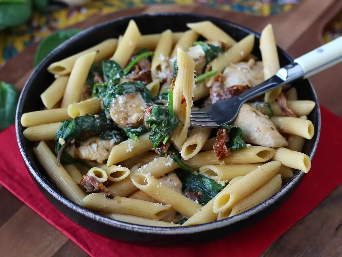 Marry Me Chicken Pasta: pasta krim dengan ayam, tomat kering, dan parmesan - foto 5