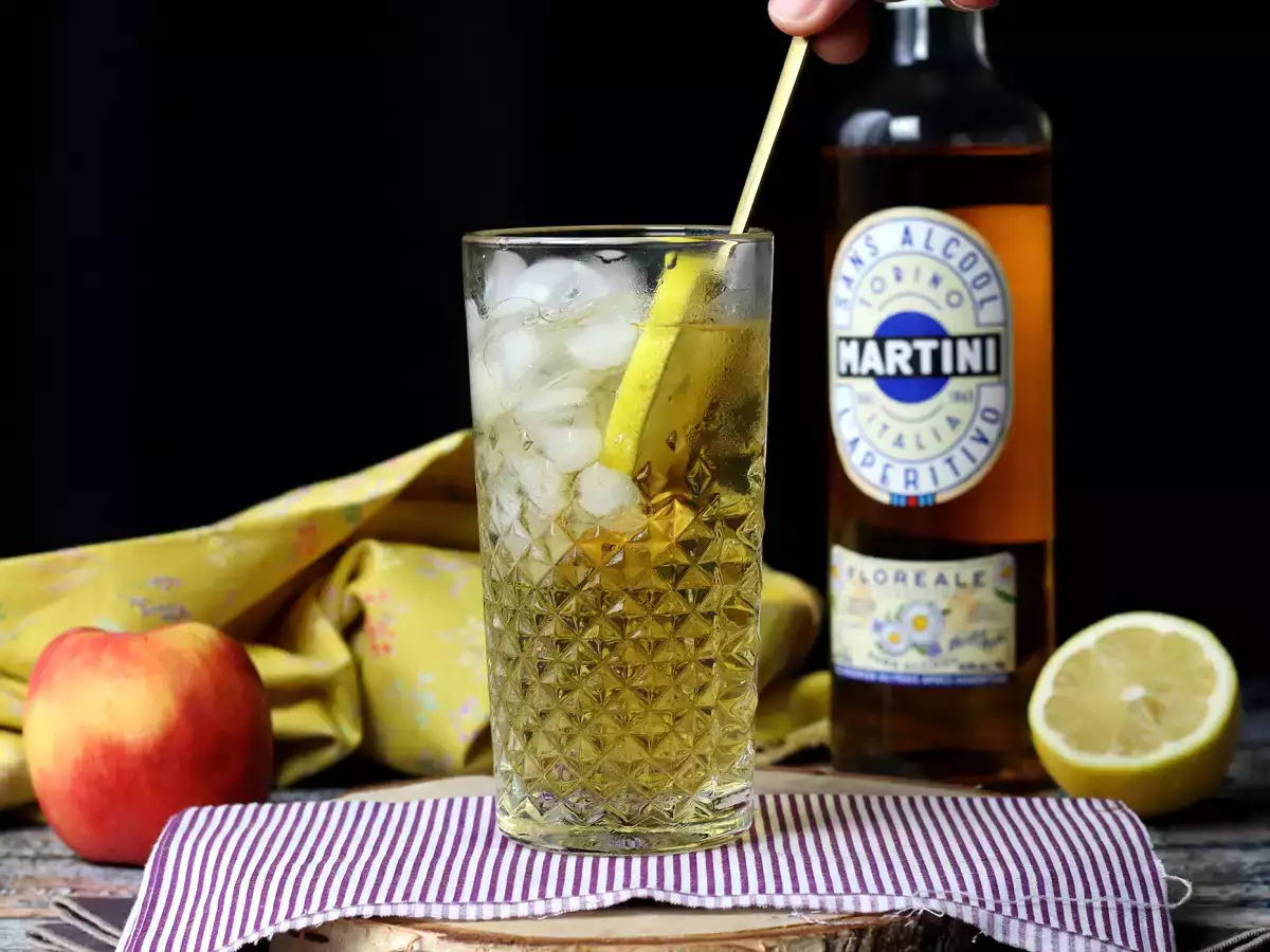Martini Spritz bebas alkohol, koktail bunga yang manis untuk minuman beralkohol - foto 3