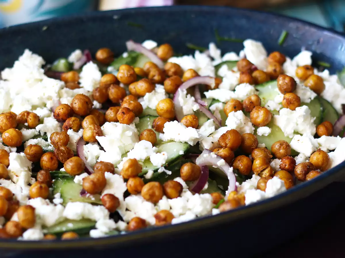 Mentimun, buncis panggang, alpukat, dan salad feta