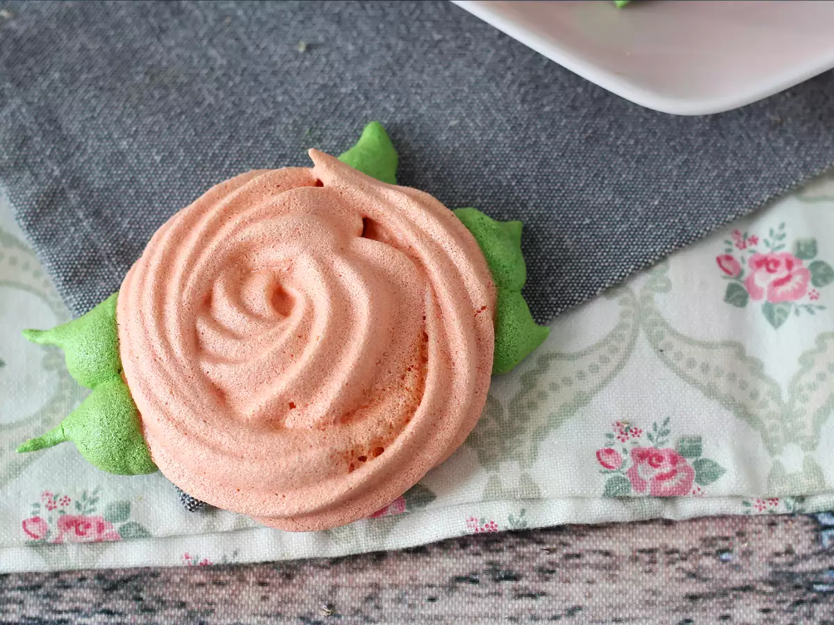 Meringue berbentuk mawar yang imut! - foto 2