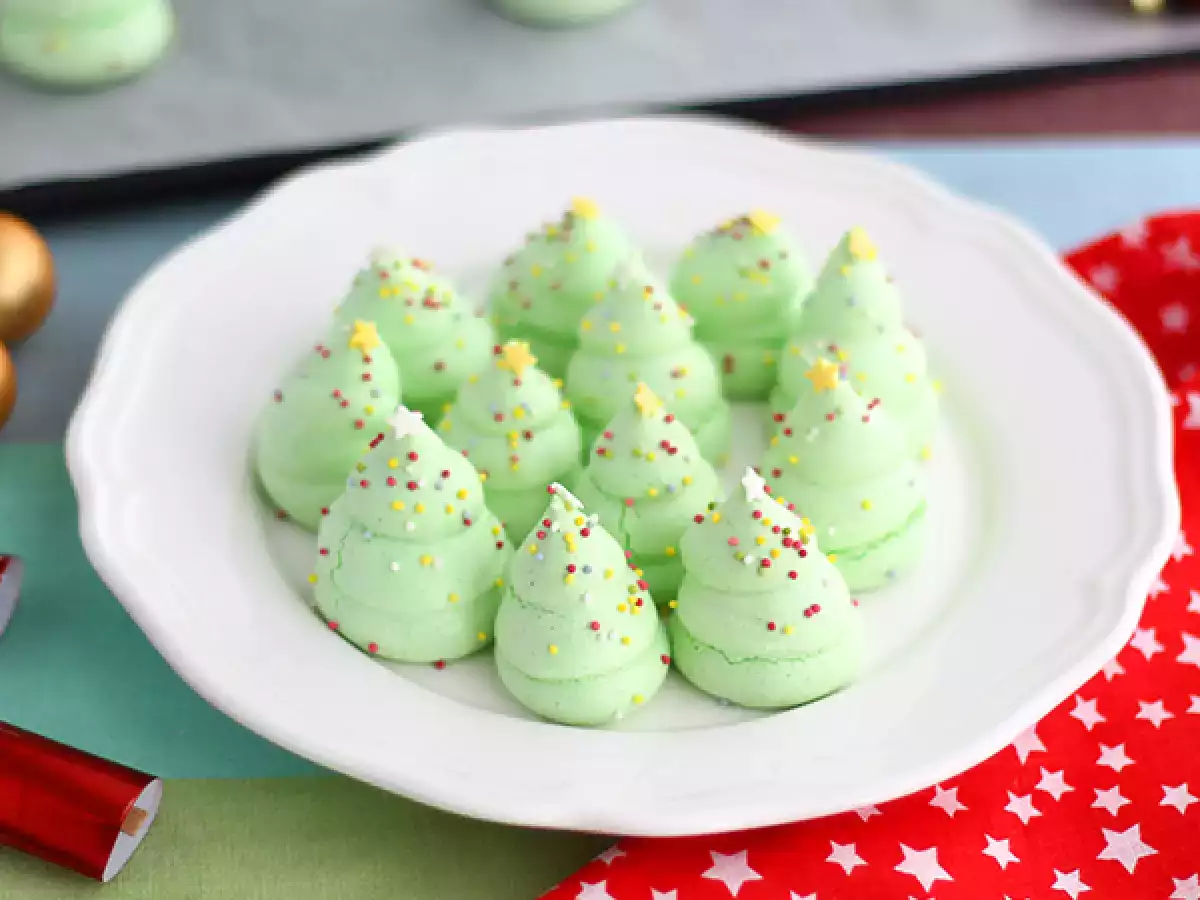 Meringue Berbentuk Pohon Natal
