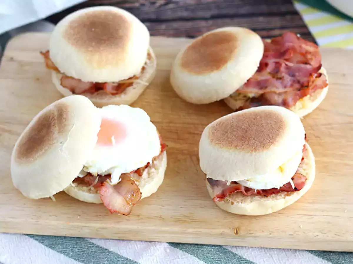 Muffin Inggris dengan telur dan bacon - foto 2