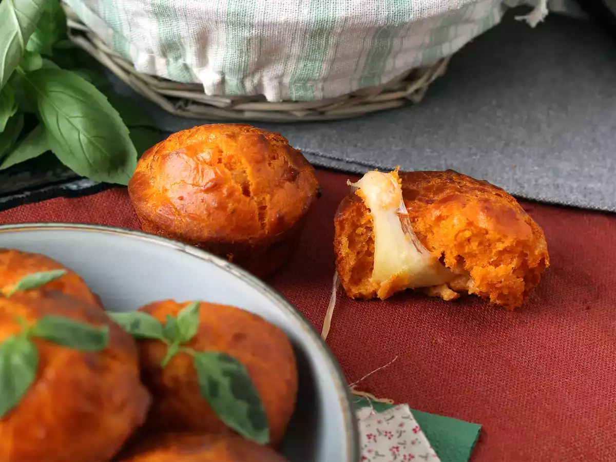 Muffin tomat dengan lelehan hati mozzarella - foto 2