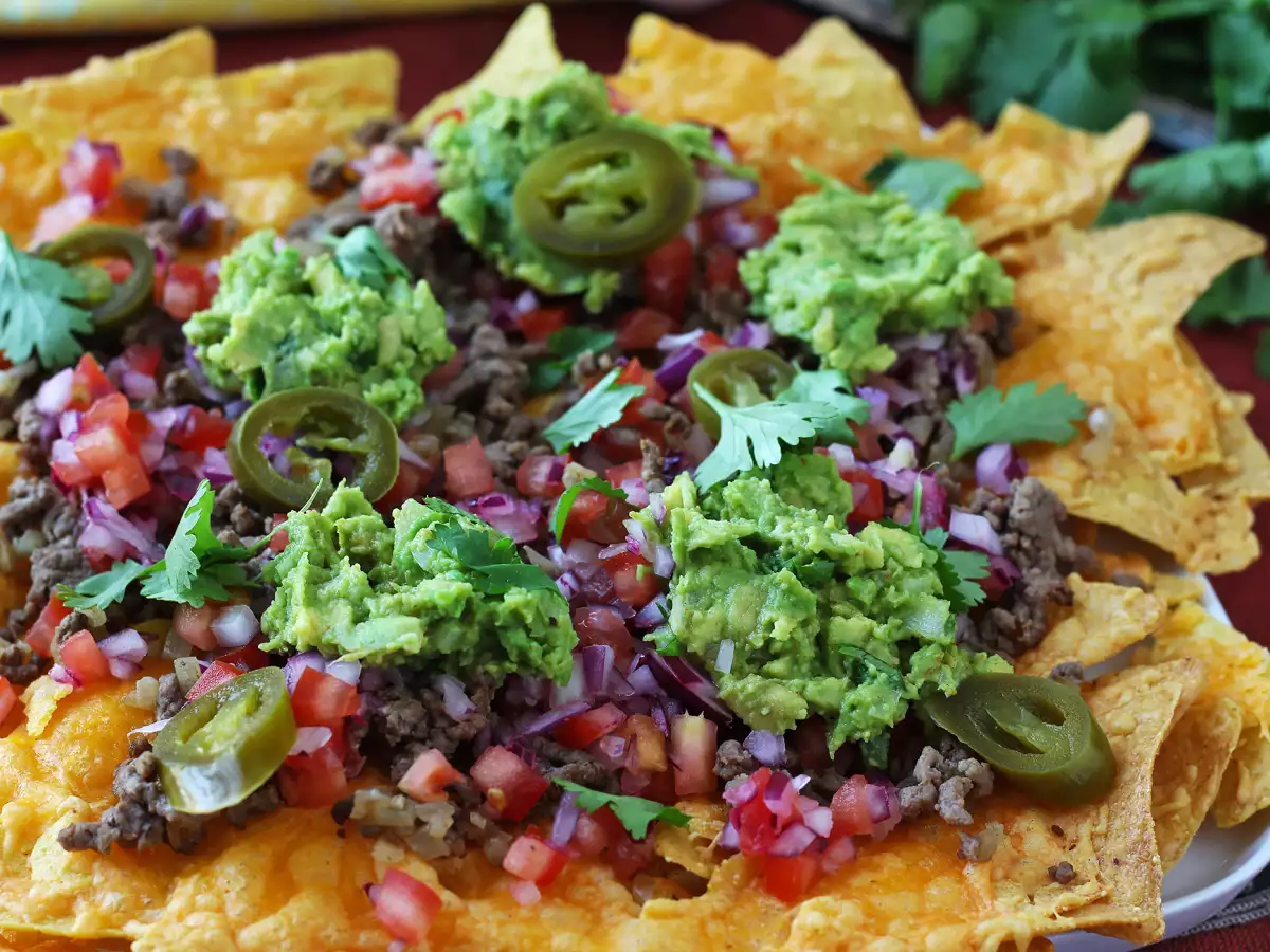 Nachos dengan cheddar, alpukat, dan daging sapi cincang untuk camilan seru bersama - foto 2