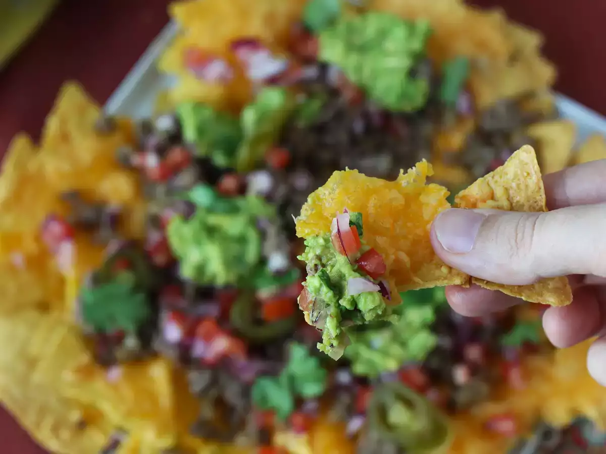Nachos dengan cheddar, alpukat, dan daging sapi cincang untuk camilan seru bersama - foto 4