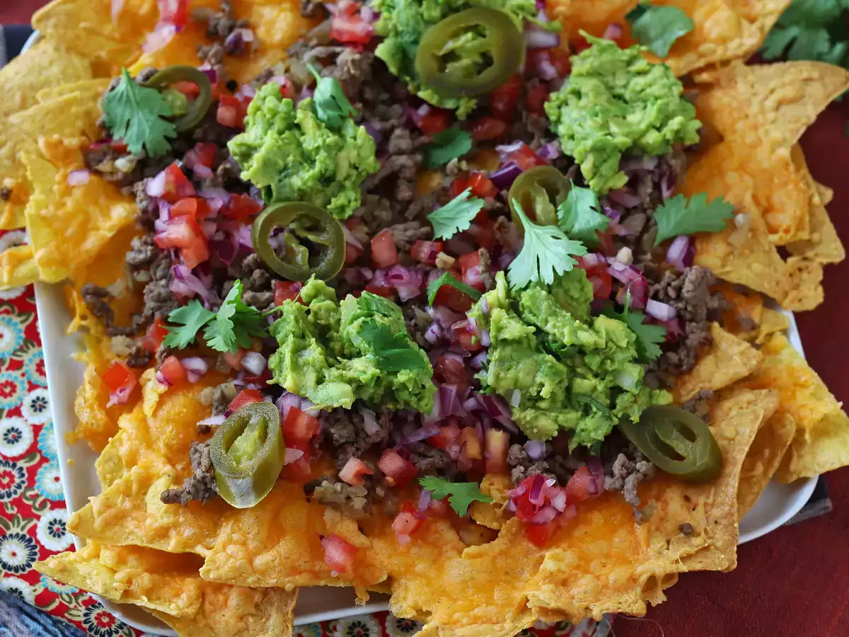 Nachos dengan cheddar, alpukat, dan daging sapi cincang untuk camilan seru bersama - foto 5