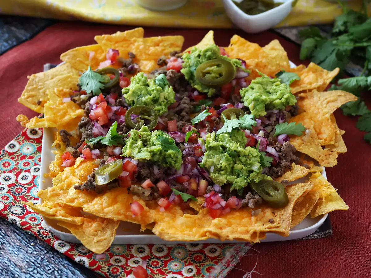 Nachos dengan cheddar, alpukat, dan daging sapi cincang untuk camilan seru bersama - foto 6