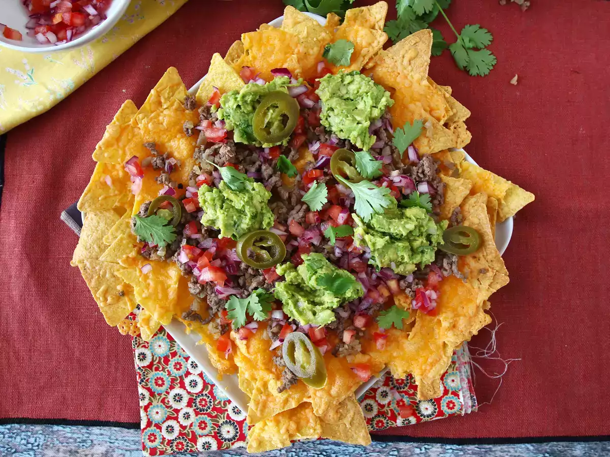 Nachos dengan cheddar, alpukat, dan daging sapi cincang untuk camilan seru bersama - foto 7