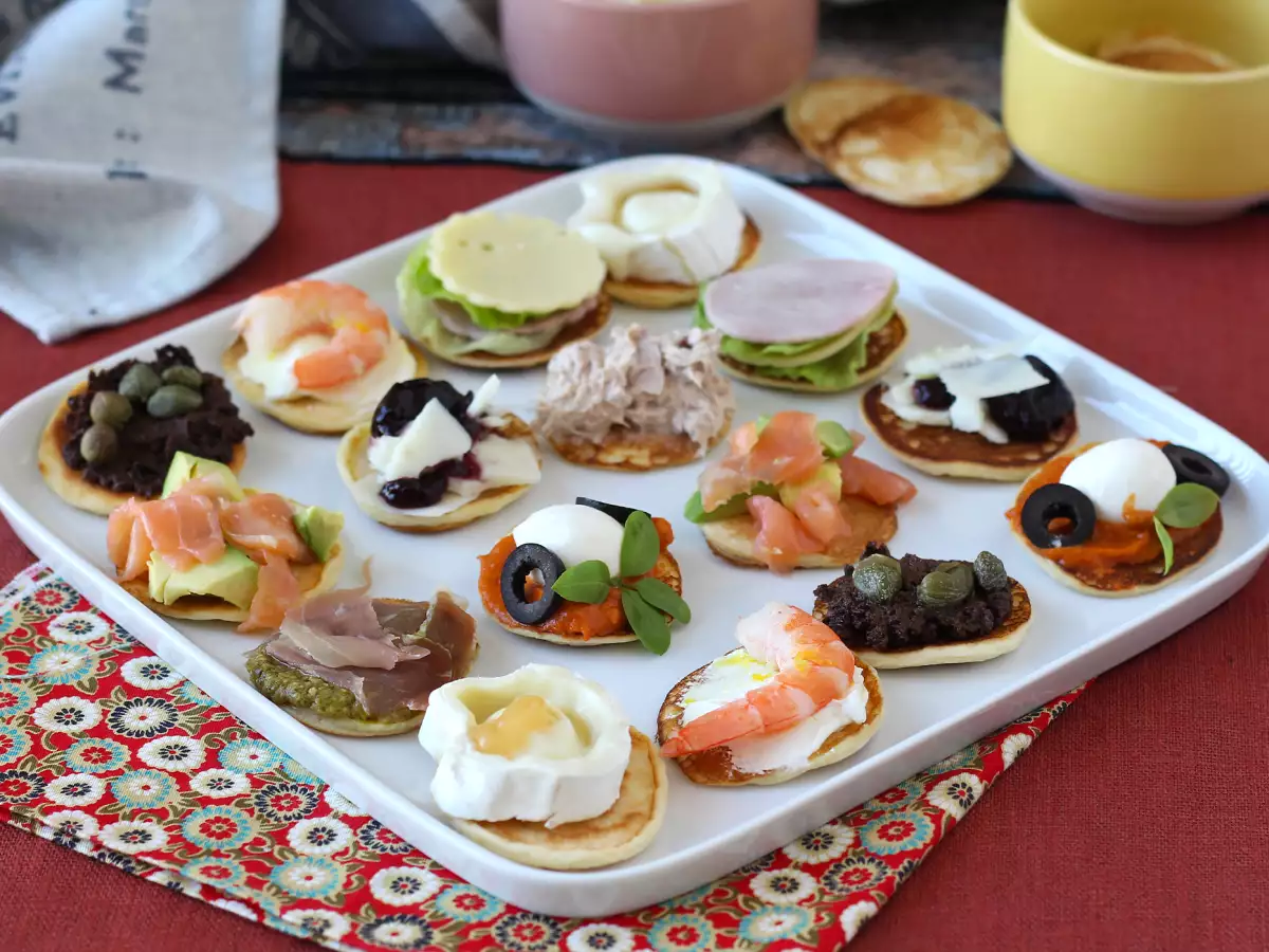 Nampan blini dengan aneka topping, hidangan pembuka sempurna untuk pesta