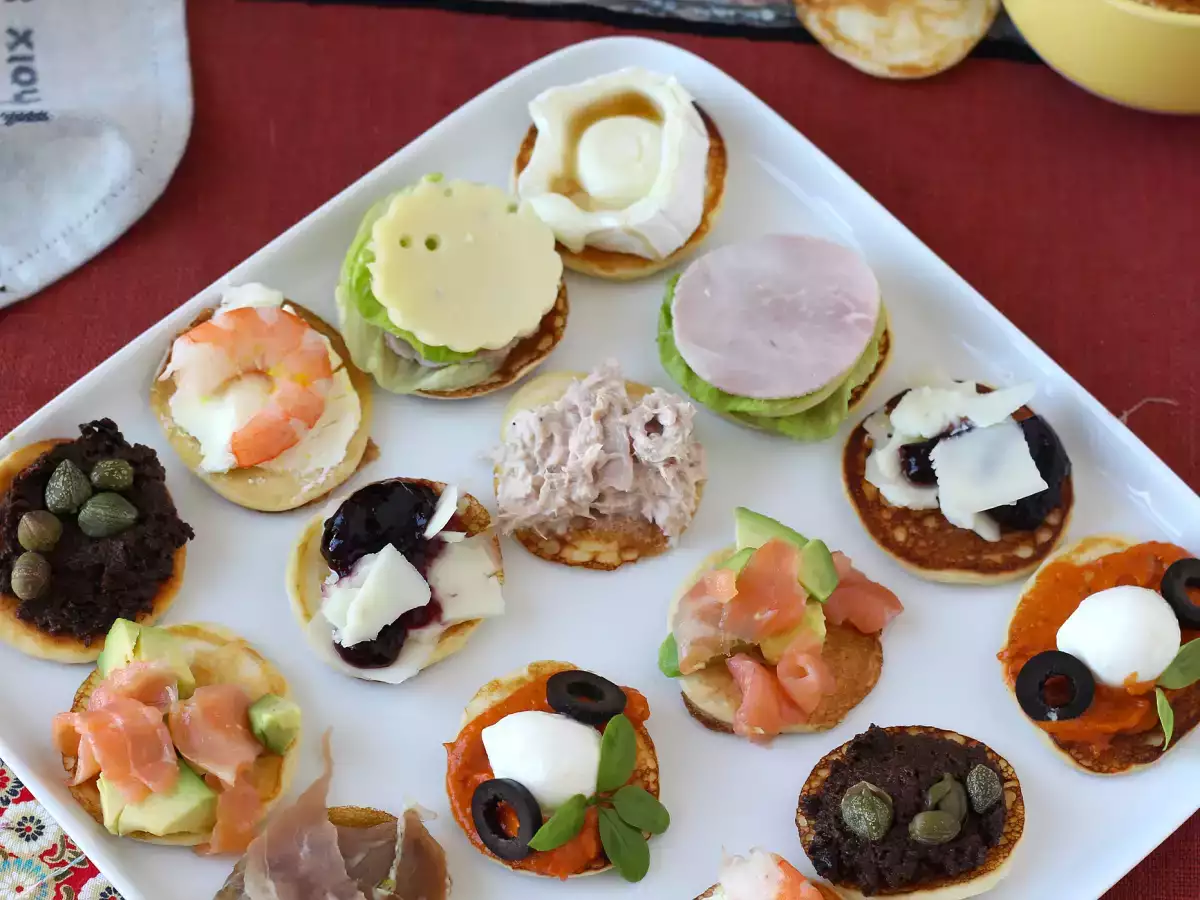 Nampan blini dengan aneka topping, hidangan pembuka sempurna untuk pesta - foto 2