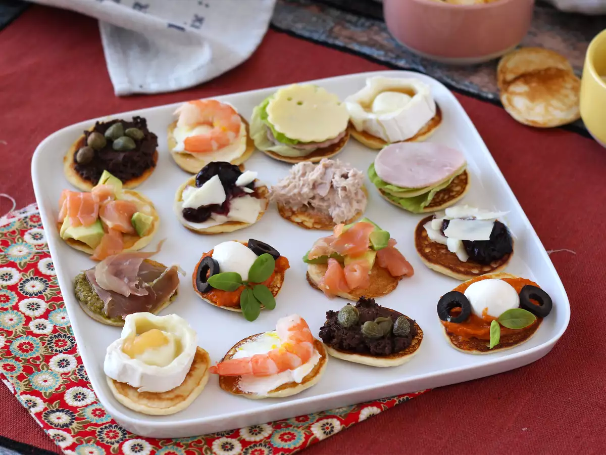 Nampan blini dengan aneka topping, hidangan pembuka sempurna untuk pesta - foto 3