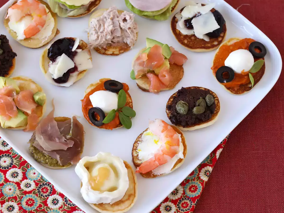 Nampan blini dengan aneka topping, hidangan pembuka sempurna untuk pesta - foto 4