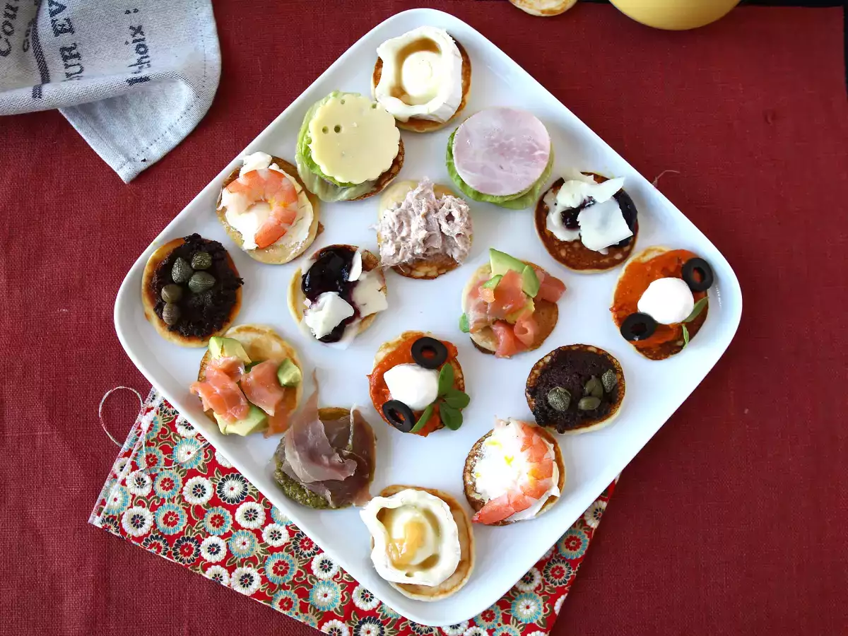 Nampan blini dengan aneka topping, hidangan pembuka sempurna untuk pesta - foto 5