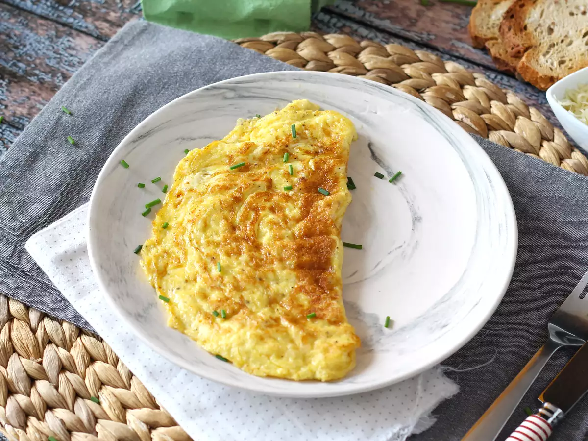 Omelet keju, resep cepat saji yang siap dalam 5 menit! - foto 2