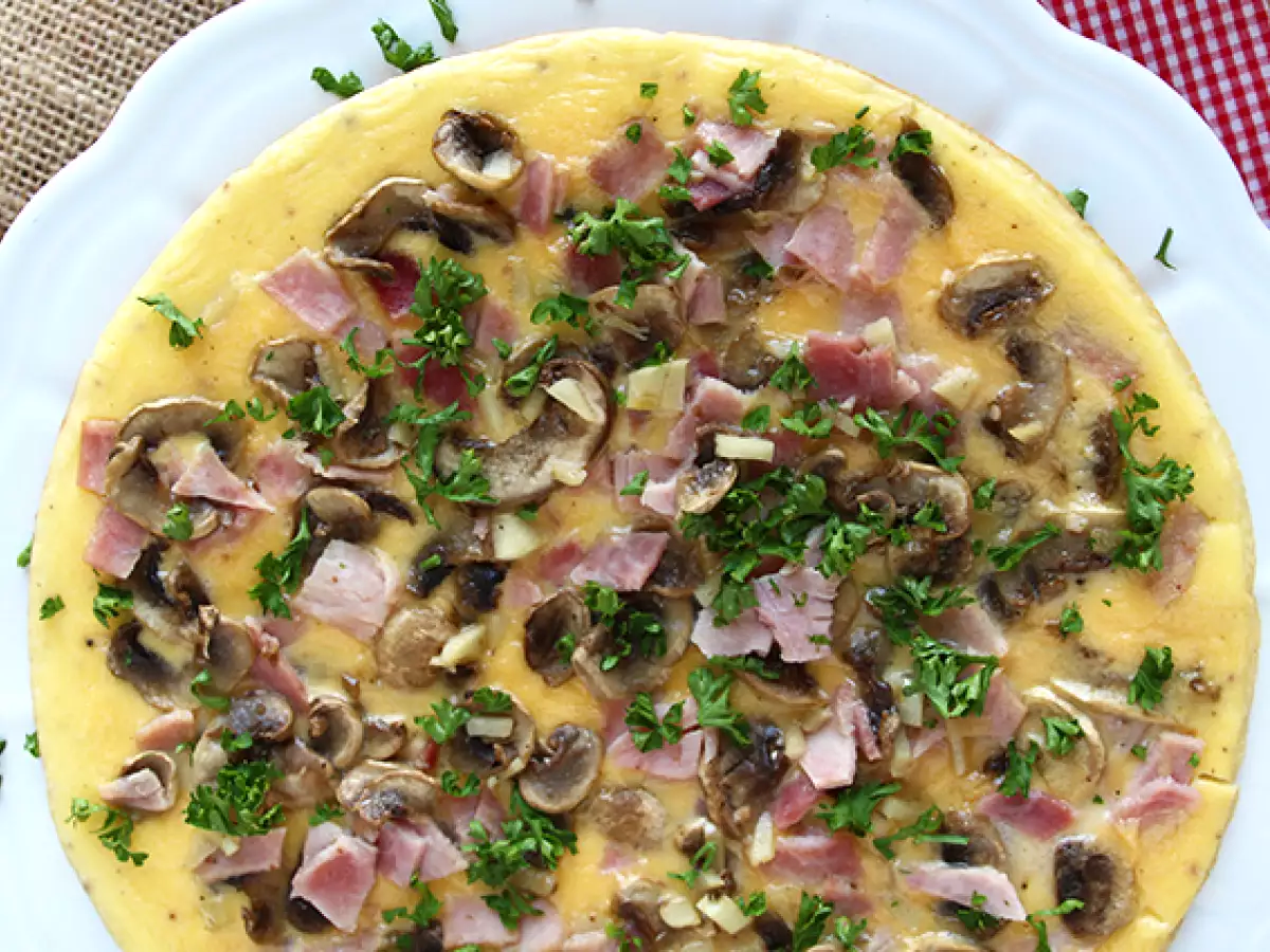Omelet sederhana dengan jamur, ham, dan peterseli - foto 2