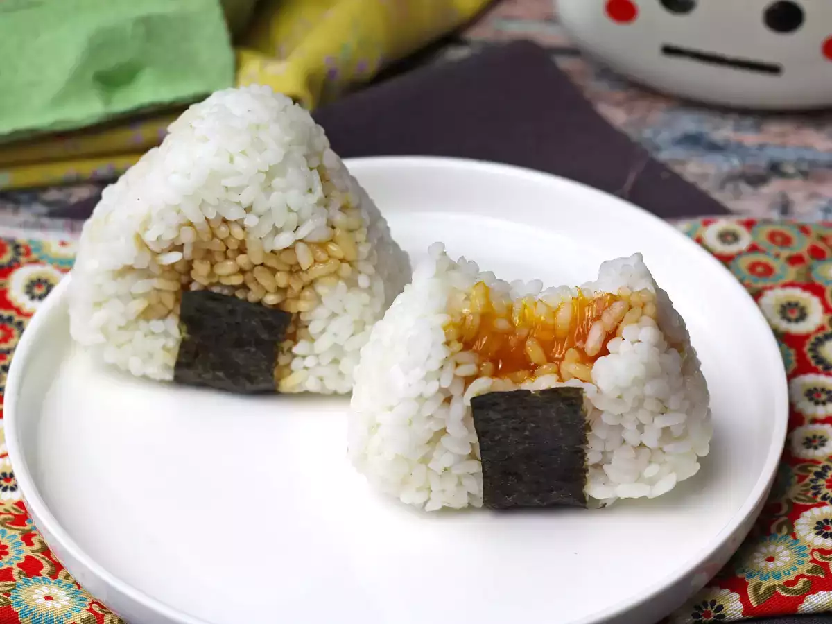 Onigiri dengan kuning telur yang diawetkan dengan kecap asin - foto 2