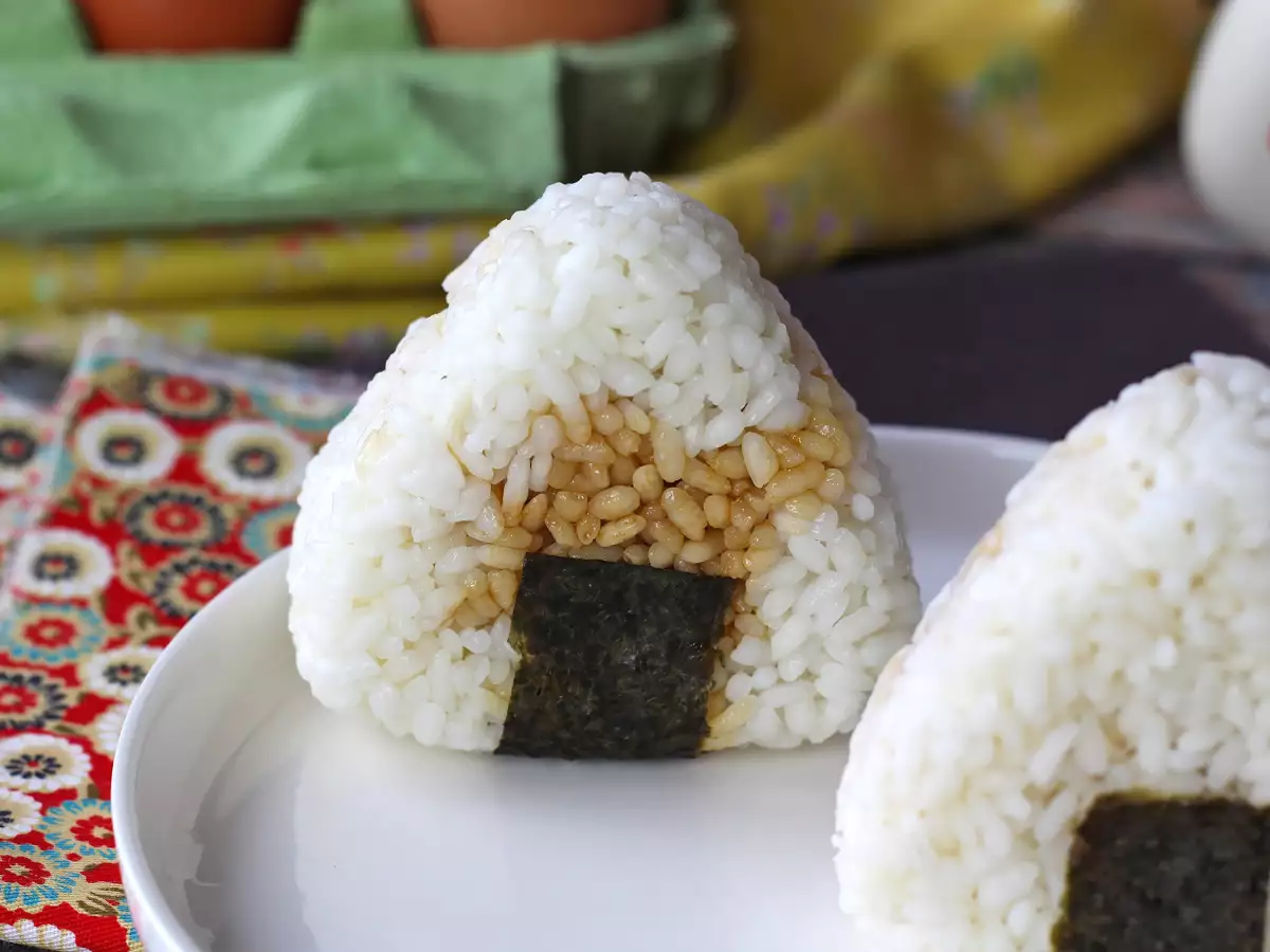 Onigiri dengan kuning telur yang diawetkan dengan kecap asin - foto 6