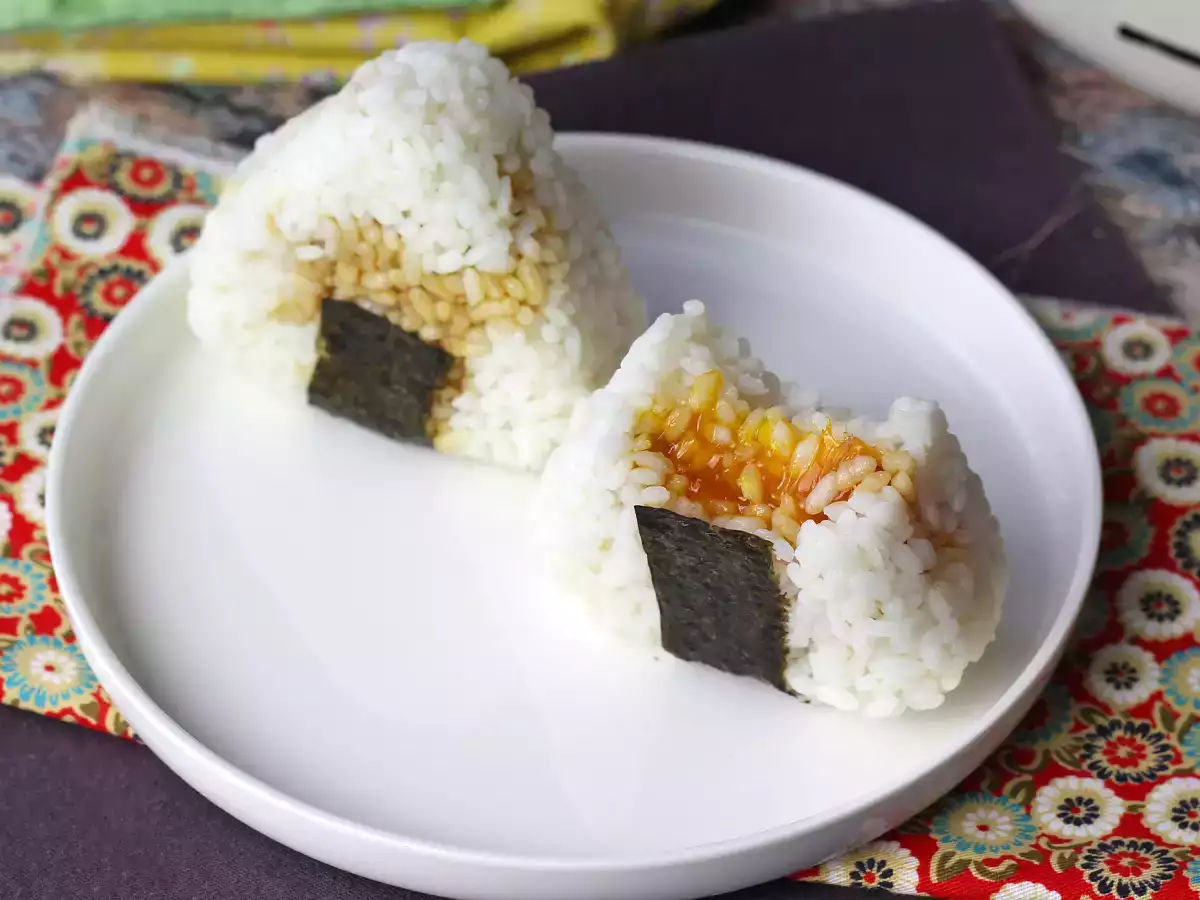 Onigiri dengan kuning telur yang diawetkan dengan kecap asin - foto 8
