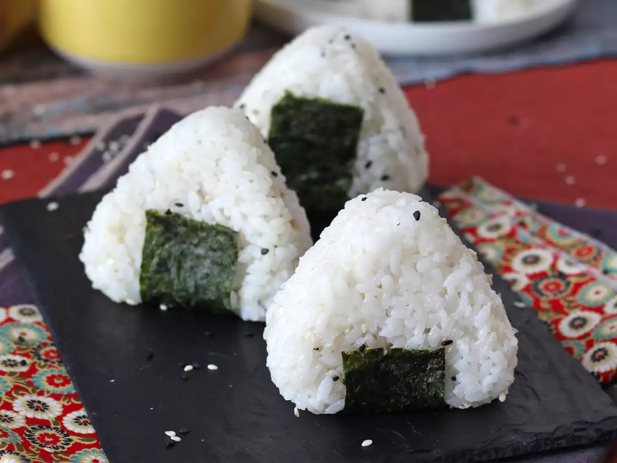 Onigiri tuna, roti lapis nasi segitiga khas Jepang - おにぎり - foto 2