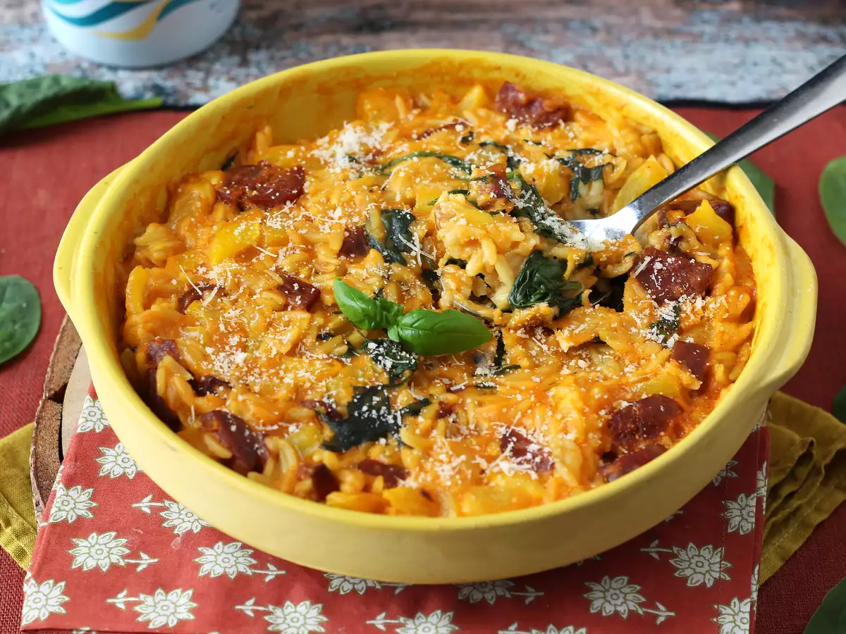 Orzo dalam satu panci dengan paprika, chorizo, dan bayam