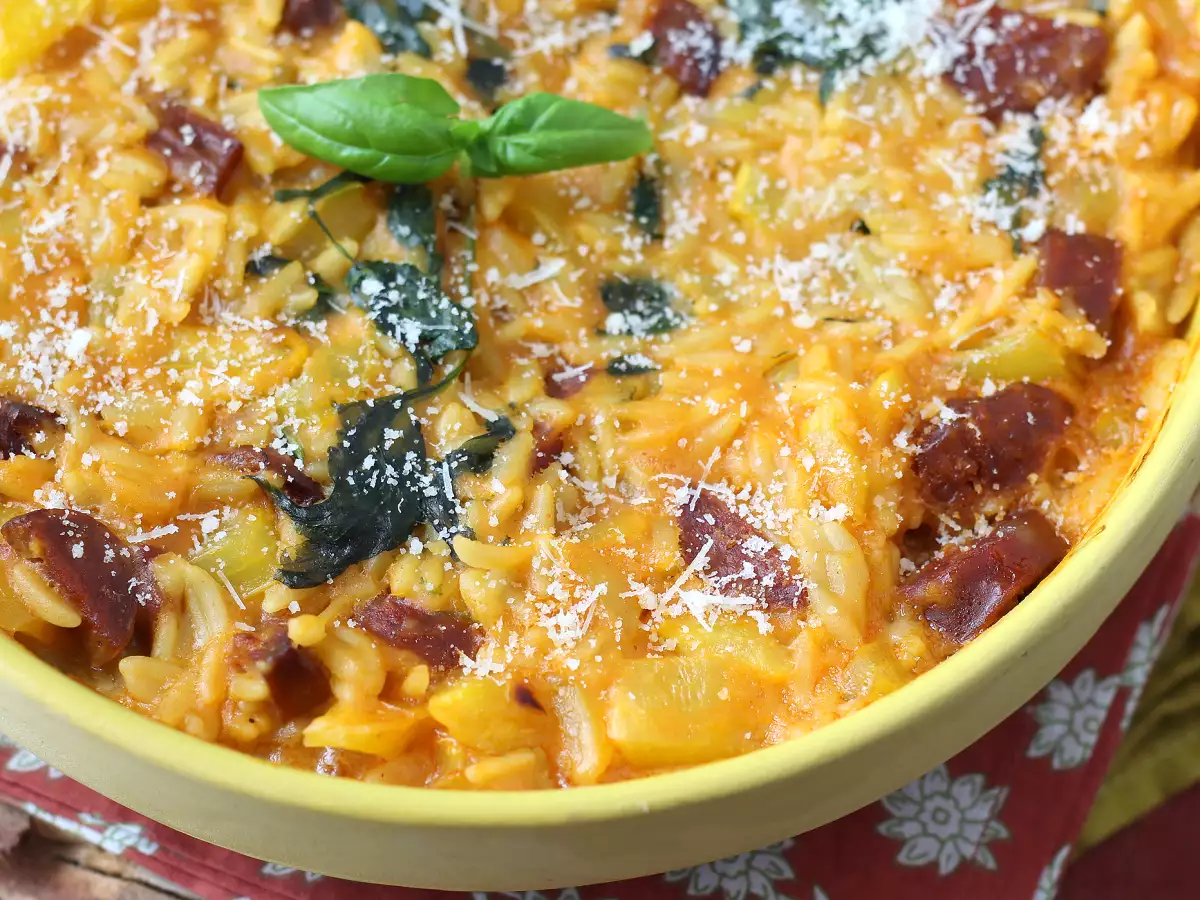 Orzo dalam satu panci dengan paprika, chorizo, dan bayam - foto 2