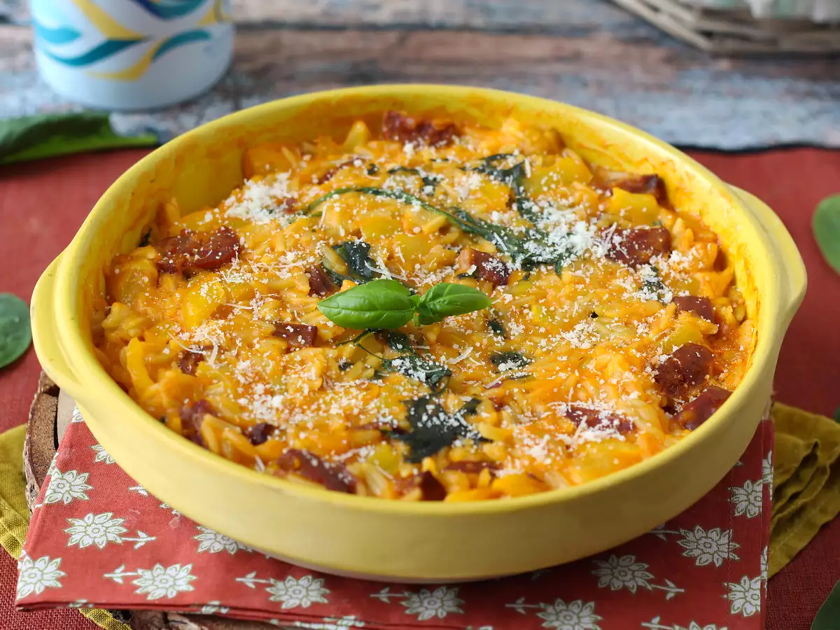 Orzo dalam satu panci dengan paprika, chorizo, dan bayam - foto 3