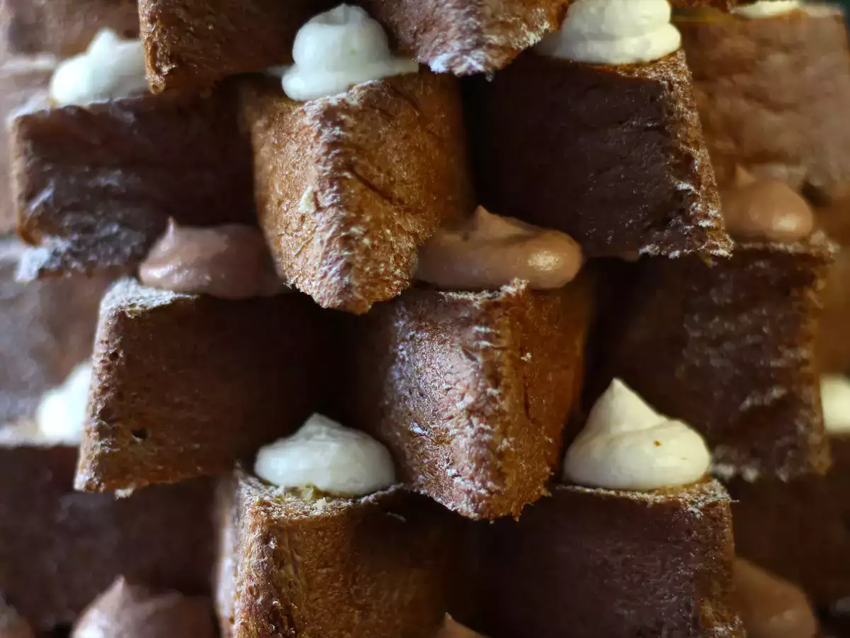 Pandoro brioche yang diisi dengan krim Nutella dan krim vanila dalam bentuk pohon Natal - foto 2
