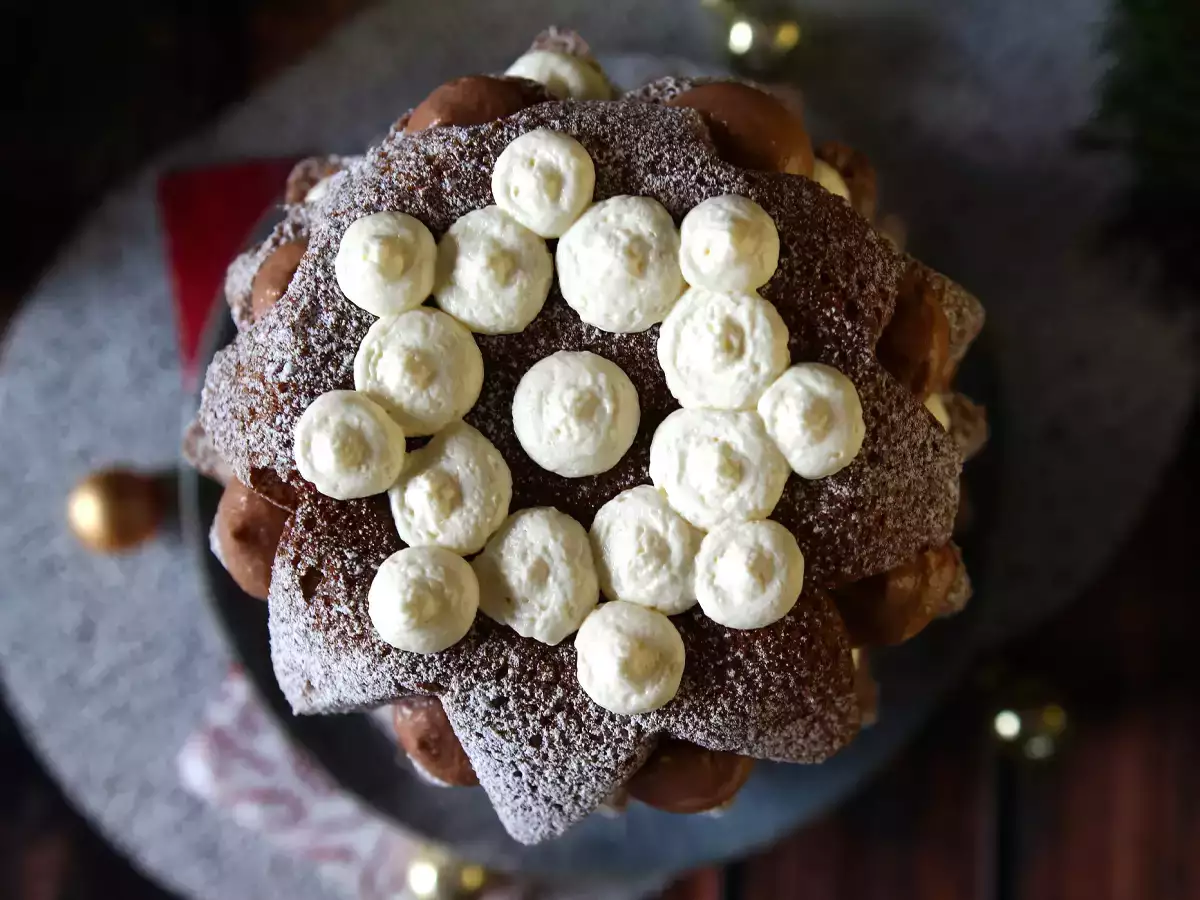 Pandoro brioche yang diisi dengan krim Nutella dan krim vanila dalam bentuk pohon Natal - foto 3