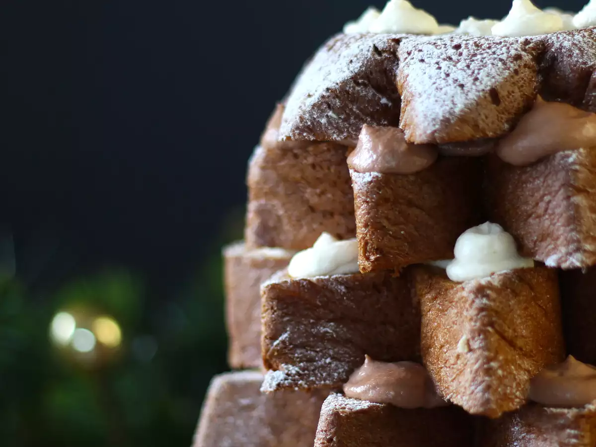 Pandoro brioche yang diisi dengan krim Nutella dan krim vanila dalam bentuk pohon Natal - foto 4