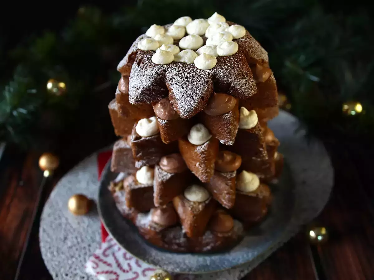 Pandoro brioche yang diisi dengan krim Nutella dan krim vanila dalam bentuk pohon Natal - foto 5