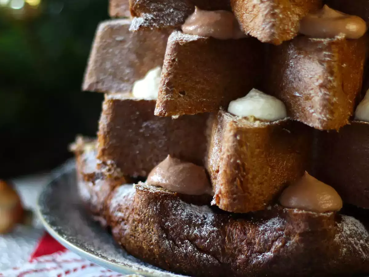 Pandoro brioche yang diisi dengan krim Nutella dan krim vanila dalam bentuk pohon Natal - foto 6
