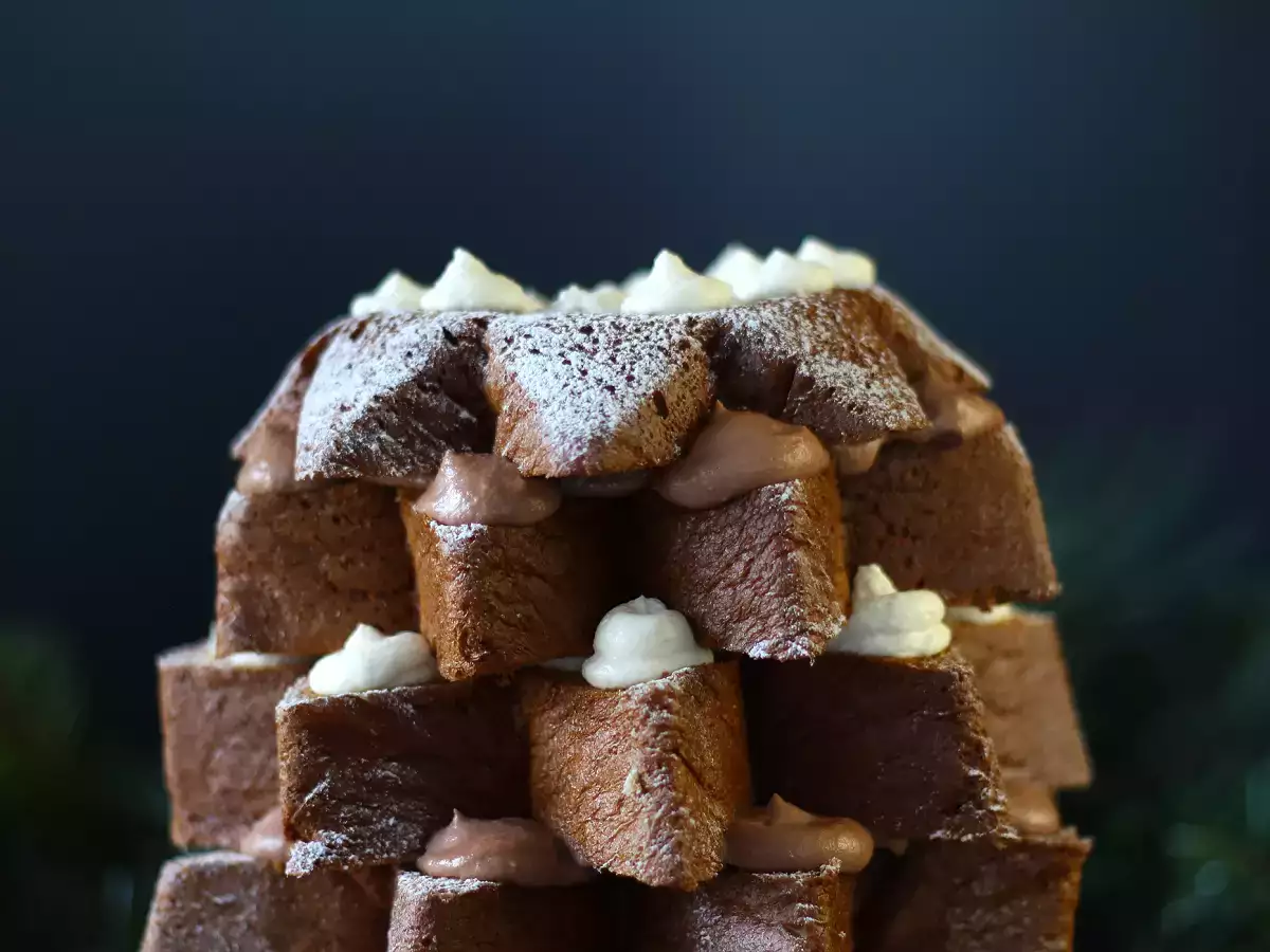 Pandoro brioche yang diisi dengan krim Nutella dan krim vanila dalam bentuk pohon Natal - foto 7
