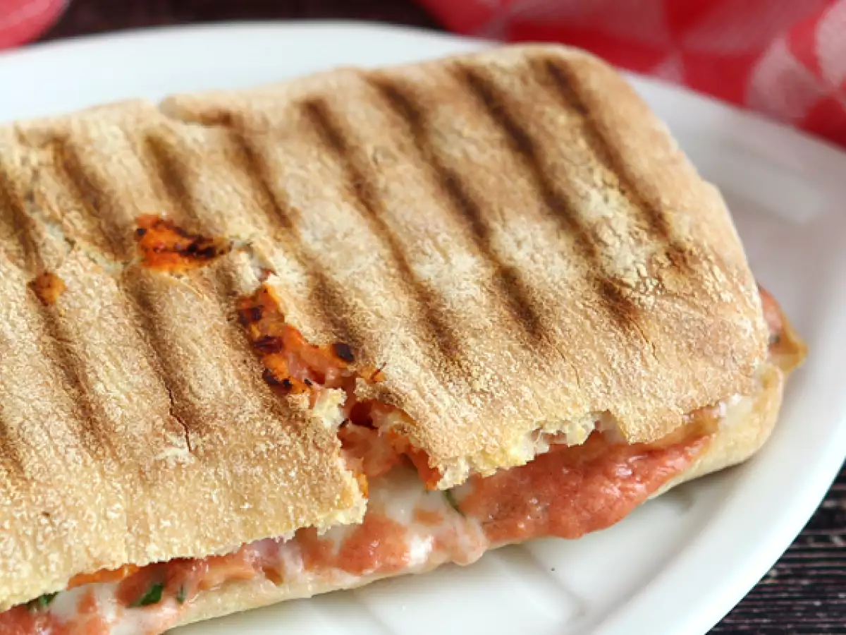 Panini Salmon, Mozzarella, dan Dill - foto 2