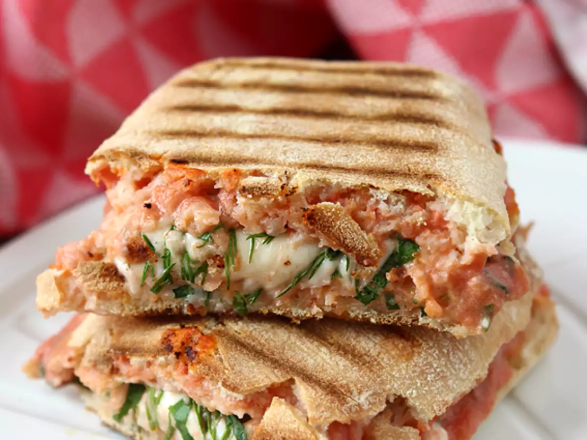Panini Salmon, Mozzarella, dan Dill - foto 3