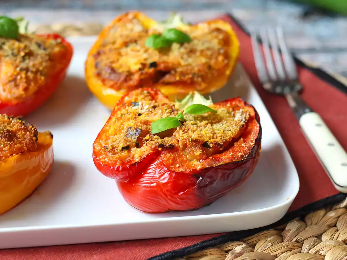 Paprika isi vegetarian panggang: resep mudah dan lezat dengan sayuran dan keju mozzarella