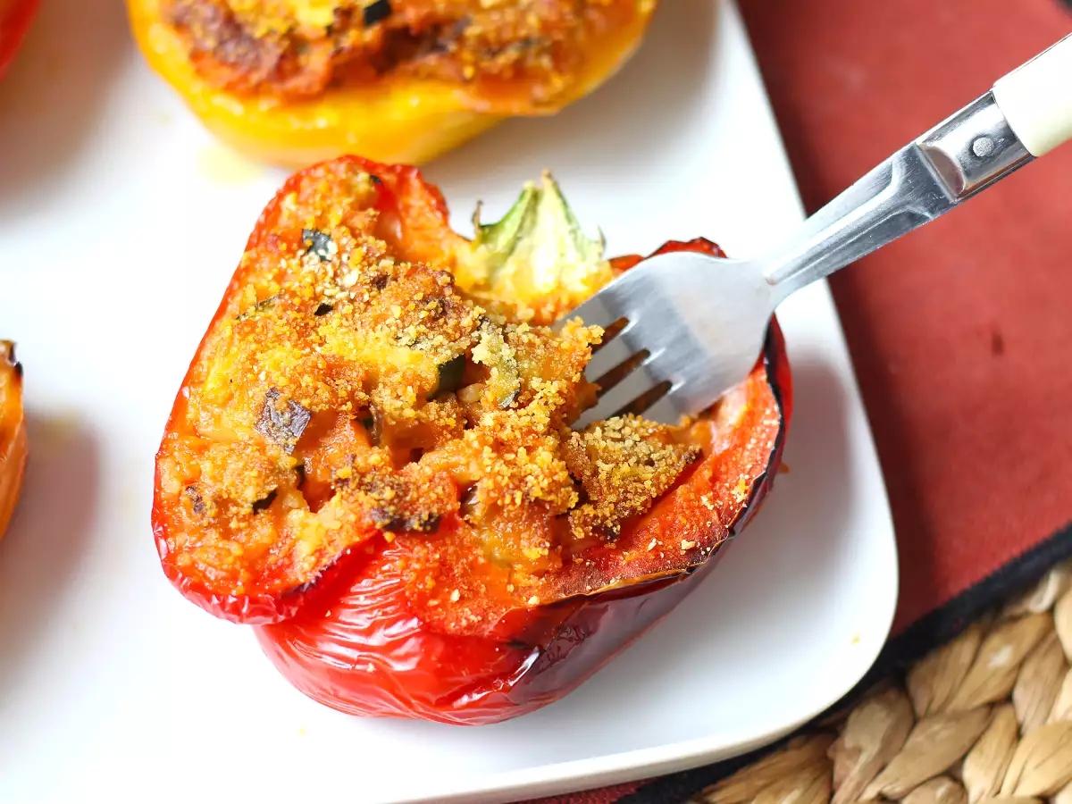 Paprika isi vegetarian panggang: resep mudah dan lezat dengan sayuran dan keju mozzarella - foto 2