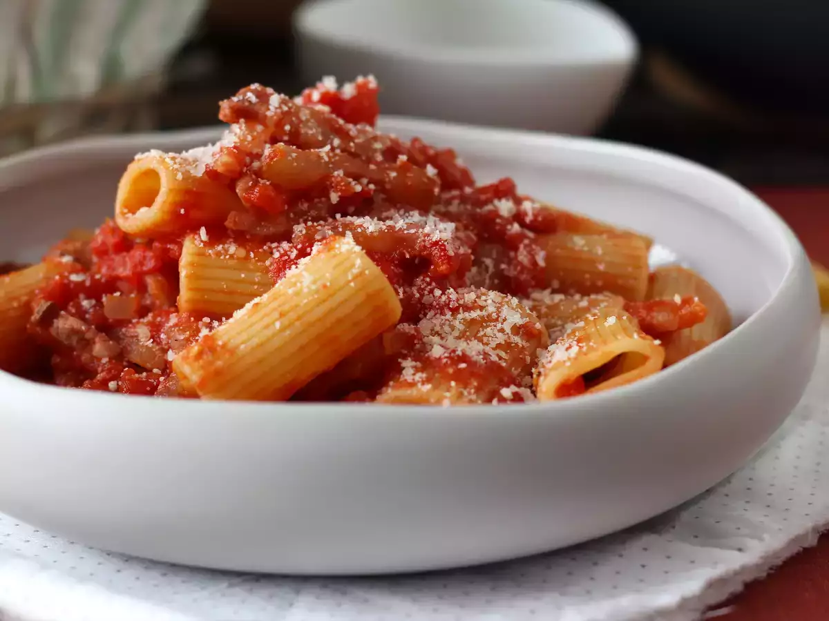 Pasta all'amatriciana, resep tradisional yang dijelaskan langkah demi langkah - foto 2